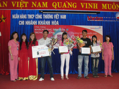 Trao giải cho khách hàng trúng thưởng