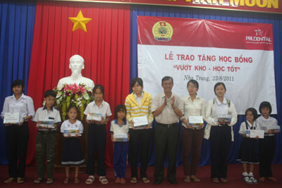 75 học sinh nhận học bổng vượt khó - học giỏi