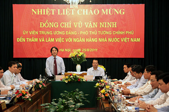 “Giữ nguyên trần lãi suất và các lãi suất điều hành”