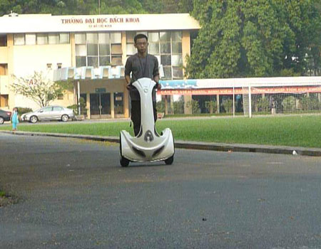 Phạm Ngọc Anh Tùng và chiếc xe hai bánh tự cân bằng. (Ảnh do nhân vật cung cấp)