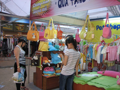 Nhiều gian hàng vắng khách