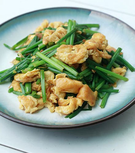 Món ăn: Trứng gà xào lá hẹ - món ngon bổ trợ sinh lực