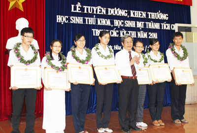 Tuyên dương học sinh xuất sắc năm 2011