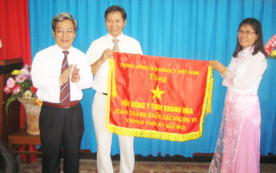 Nhận cờ thi đua xuất sắc của Hội Đông y Việt Nam