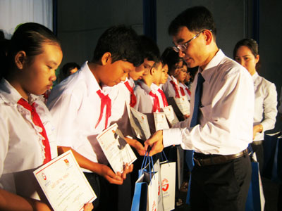 Trao tặng 90 suất học bổng “SCB thắp sáng ước mơ tuổi trẻ Việt Nam”