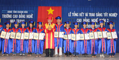 Trao bằng tốt nghiệp cho 558 sinh viên