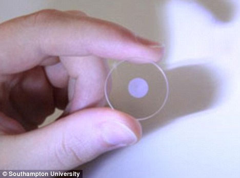 Dữ liệu có thể được lưu trữ trên bộ nhớ pha lê. (Ảnh: Daily Mail)