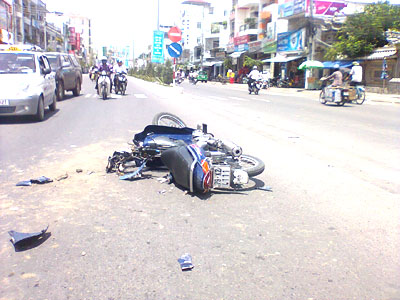 Xe máy tông xe bồn, một người bị thương nặng