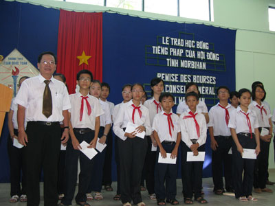 Trao học bổng cho 22 học sinh Trường Trung học Cơ sở Trần Quốc Toản (TP. Nha Trang)