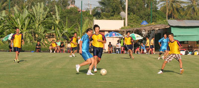 Tổ chức giao hữu bóng đá giữa các huấn luyện viên, vận động viên