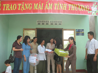 Trao 2 mái ấm tình thương cho phụ nữ nghèo