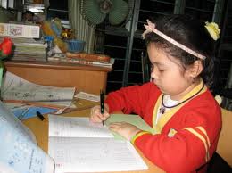 Hãy tập cho con tự lập từ thơ bé