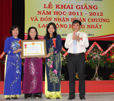 Khai giảng năm học 2011 - 2012 và đón nhận Huân chương Lao động hạng Nhất
