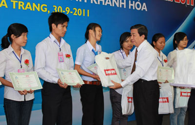 Trao học bổng “Tiếp sức đến trường” cho 51 tân sinh viên Khánh Hòa