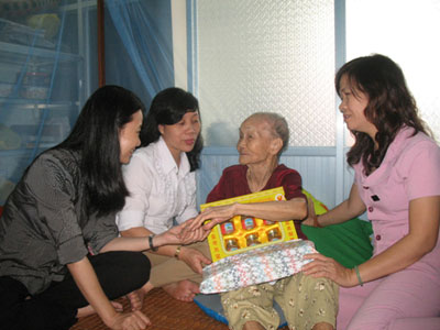 Thăm và tặng quà các bà mẹ Việt Nam Anh hùng, nữ thương binh và cán bộ Hội qua các thời kỳ