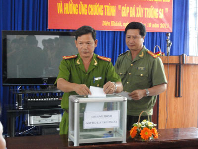 Đóng góp 11,4 triệu đồng vào chương trình “Góp đá xây Trường Sa”