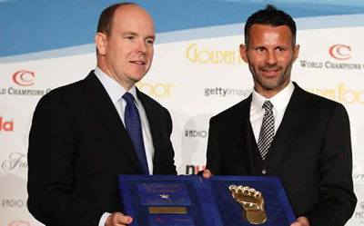 Ryan Giggs nhận giải thưởng "Bàn chân vàng" 2011
