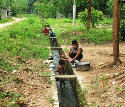 Chờ nước sạch, mong có cây cầu kiên cố