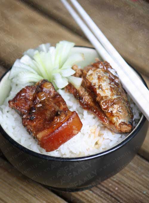 Món ăn: Cá nục kho riềng và trà xanh