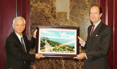 Tiếp Đại sứ Cộng hòa Pháp