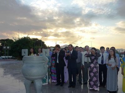 Dâng hoa, dâng hương tại tượng đài Bác Hồ