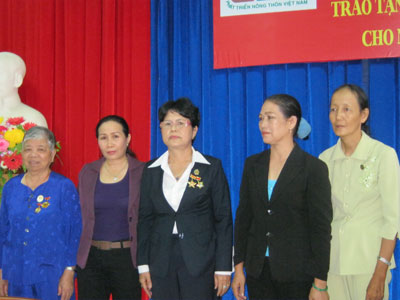 Ra mắt Ban Công tác nữ và tặng sổ tiết kiệm “Dấu ấn tuổi xuân” năm 2011