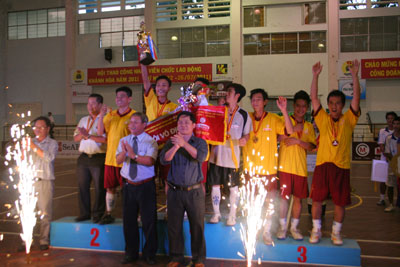 Đội bóng Công ty Cổ phần Cà phê Mê Trang vô địch