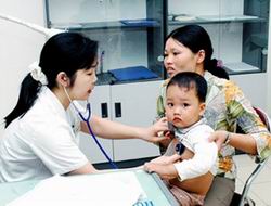 Từ chối khám, chữa bệnh cho trẻ em bị phạt đến 10 triệu đồng