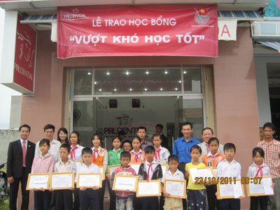 Tặng học bổng “Prudential vượt khó - học tốt” cho học sinh nghèo hiếu học thị xã Ninh Hòa