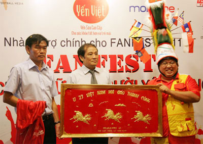 Hơn 30.000 người tham gia lễ hội ủng hộ U23 Việt Nam