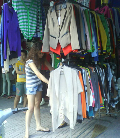 Áo len dệt kim mỏng được ưa chuộng