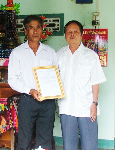 Trao thư khen của đồng chí Bí thư Tỉnh ủy cho một người dân ở xã Vạn Phú (Vạn Ninh)