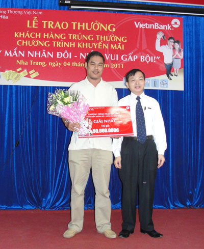 Trao giải cho 40 khách hàng trúng thưởng