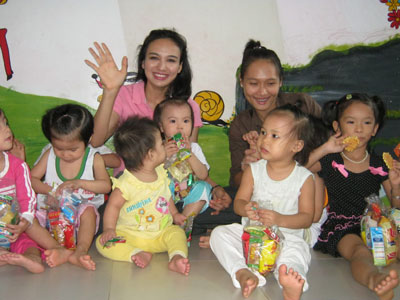 Tặng quà cho trẻ em tại Cơ sở bảo trợ xã hội ngoài công lập Phước Phúc (Nha Trang)