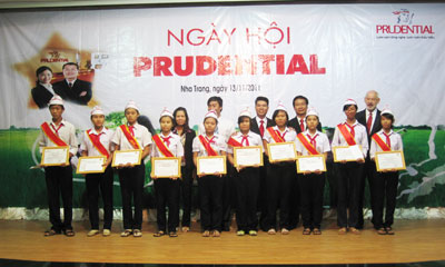 Tặng học bổng và máy vi tính cho học sinh và các trường học tại Nha Trang