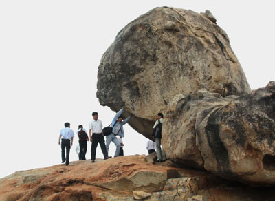 Hòn Chồng vẫn vững chắc, không hề có dấu hiệu bị xê dịch