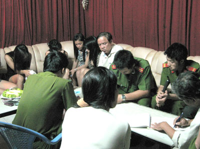 Bắt quả tang cơ sở kinh doanh karaoke 72 Yersin vi phạm pháp luật