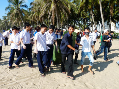 Chế tài làm sạch bãi biển Nha Trang: Sáng kiến hiệu quả
