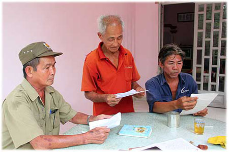 Người dân ấp 2, xã Tam An, Long Thành (Đồng Nai) làm đơn đòi Sonadezi bồi thường việc xả thải bẩn gây hại.