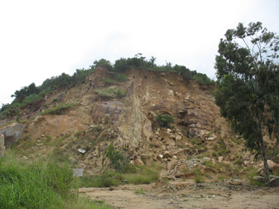 Núi sạn đang trở nên nham nhở bởi nạn khai thác đá