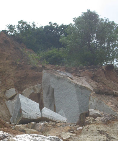 Hàng ngày, núi sSạn vẫn tiếp tục bị 