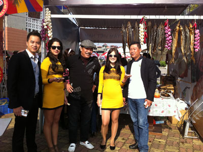 Nhạc sĩ Trần Tiến thưởng thức cá Tầm Việt Nam tại lễ Hội Bia Hà Nội.