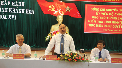 Đồng chí Nguyễn Xuân Phúc - Ủy viên Bộ Chính trị, Phó Thủ tướng Chính phủ phát biểu tại buổi làm việc với Ban Thường vụ Tỉnh ủy Khánh Hòa.