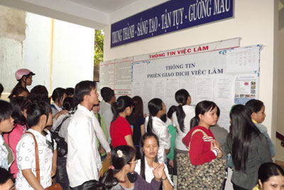Người lao động tìm kiếm việc làm tại Trung tâm Giới thiệu việc làm tỉnh.