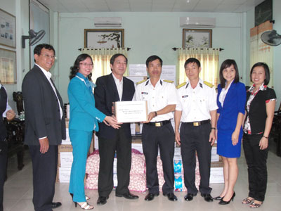 Ông Đoàn Vĩnh Tường - Giám đốc Ngân hàng Nhà nước Chi nhánh Khánh Hòa - trao quà cho cán bộ, chiến sĩ và nhân dân huyện đảo Trường Sa