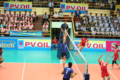  Các cầu thủ Sanest Khánh Hòa trong trận đấu với Sacombank Biên Phòng.