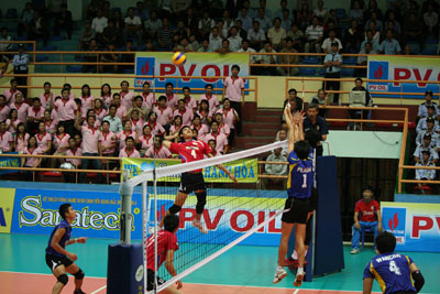 IMG_0631/ Các cầu thủ Sanest Khánh Hòa đã có trận đấu xuất sắc trước Đức Long Quân khu 5.