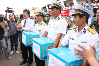 Tổ chức lễ thay quân và tiễn đoàn công tác đi Trường Sa