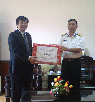 Thăm, tặng quà các đơn vị quân đội