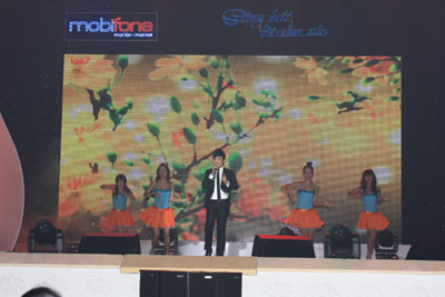 Ca sĩ Minh Quân biểu diễn cùng vũ đoàn trong một ca khúc sôi động.